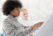 Systemy reklamowe na targach a relacje z klientem – jak psychologia i zaangażowanie budują zaufanie systemy-reklamowe-na-targach-relacje.jpg
